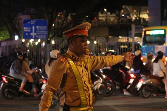 Football fans flood streets to celebrate Vietnam's football gold medal ảnh 30