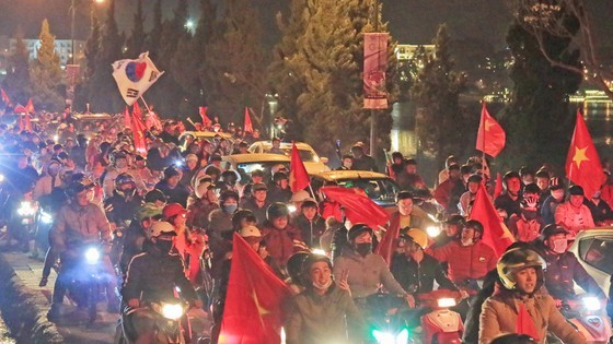 Football fans flood streets to celebrate Vietnam's football gold medal ảnh 34