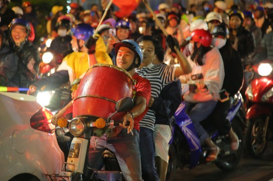 Football fans flood streets to celebrate Vietnam's football gold medal ảnh 36