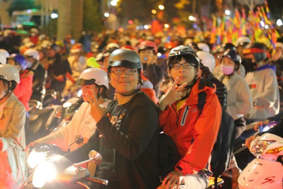 Football fans flood streets to celebrate Vietnam's football gold medal ảnh 37