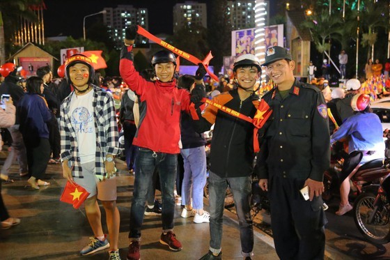 Football fans flood streets to celebrate Vietnam's football gold medal ảnh 38