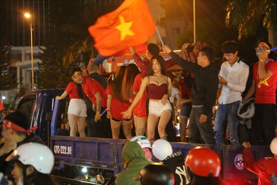 Football fans flood streets to celebrate Vietnam's football gold medal ảnh 39
