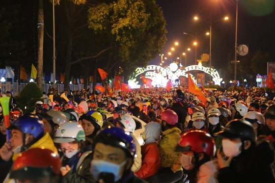 Football fans flood streets to celebrate Vietnam's football gold medal ảnh 41