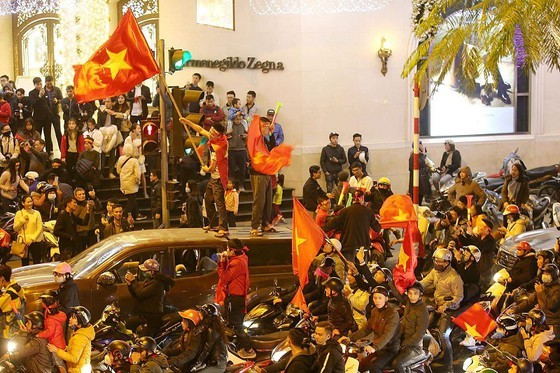 Football fans flood streets to celebrate Vietnam's football gold medal ảnh 2