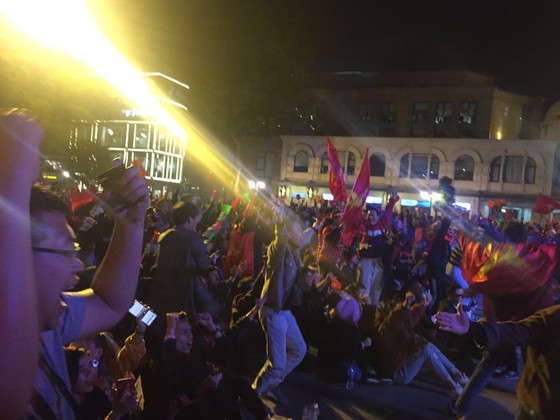Football fans flood streets to celebrate Vietnam's football gold medal ảnh 3
