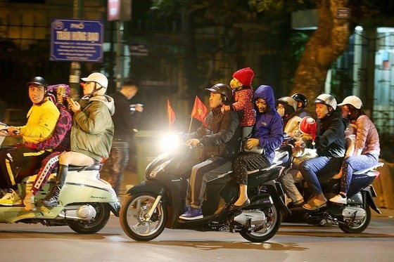 Football fans flood streets to celebrate Vietnam's football gold medal ảnh 6