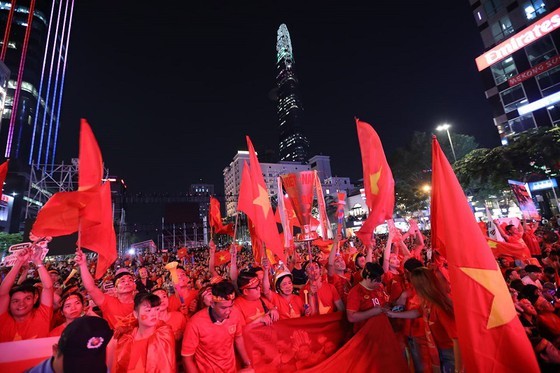 Football fans flood streets to celebrate Vietnam's football gold medal ảnh 8