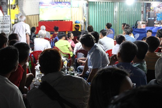 Football fans flood streets to celebrate Vietnam's football gold medal ảnh 11