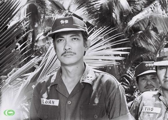 Actor Nguyen Chanh Tin portrays the lead character, Robert Nguyen Thanh Luan, in Van Bai Lat Ngua (Games of Cards). 