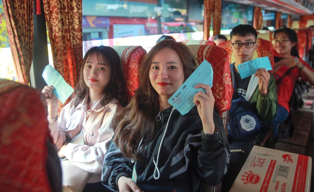 HCMC presents Tet bus tickets to disadvantaged students ảnh 2