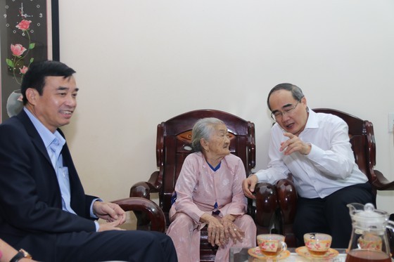 HCMC’s leaders offer Tet gifts to needy people in Quang Nam, Da Nang ảnh 10