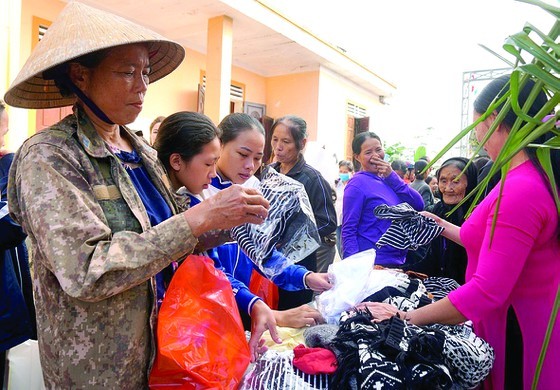 Bringing warm Tet to the poor ảnh 1