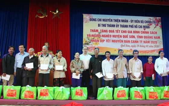 HCMC’s leaders offer Tet gifts to needy people in Quang Nam, Da Nang ảnh 4