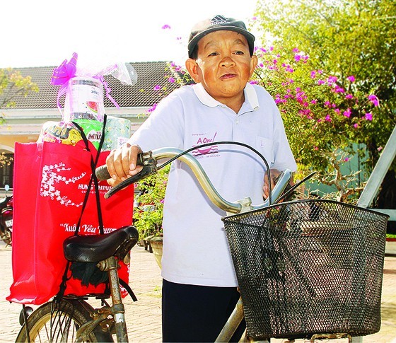 Bringing warm Tet to the poor ảnh 4