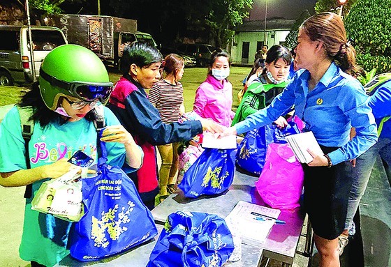 Bringing warm Tet to the poor ảnh 5