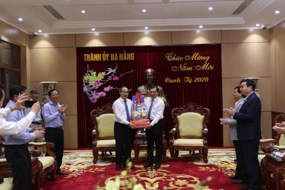 HCMC’s leaders offer Tet gifts to needy people in Quang Nam, Da Nang ảnh 7