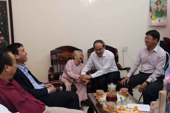 HCMC’s leaders offer Tet gifts to needy people in Quang Nam, Da Nang ảnh 9