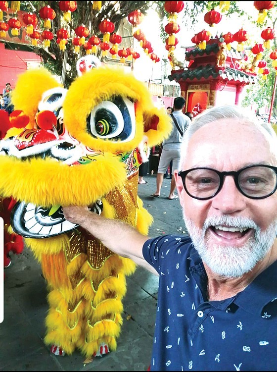 Foreigners enjoy Vietnam's traditional Tet holiday ảnh 3