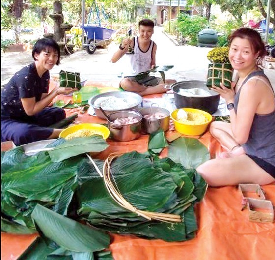 Foreigners enjoy Vietnam's traditional Tet holiday ảnh 5