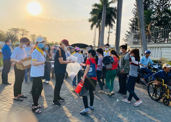 Vietnamese celebrities aid the fight against the virus outbreak ảnh 4