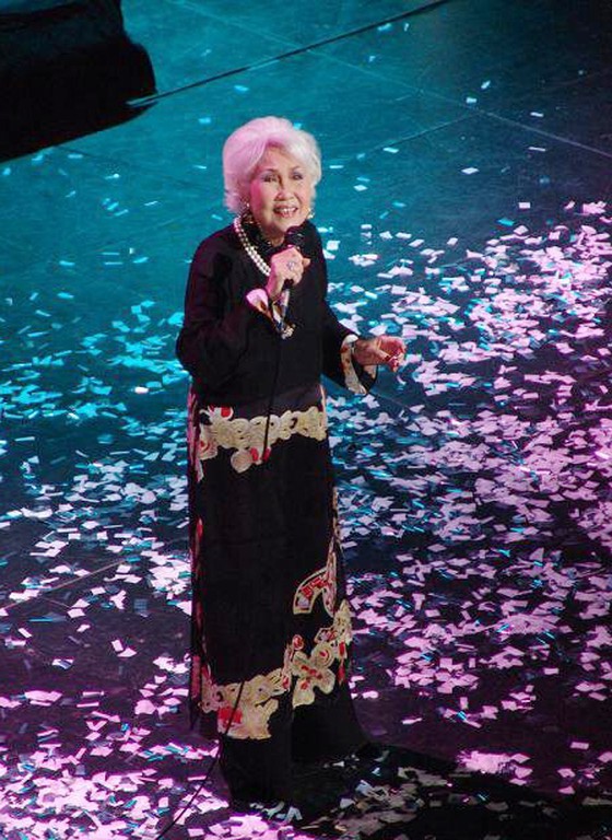 Vietnamese music lovers bid farewell to veteran singer Thai Thanh ảnh 1