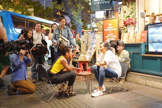 American YouTube creator and actress Liza Koshy talks with Miss Universe Vietnam 2017, H’Hen Niê. 