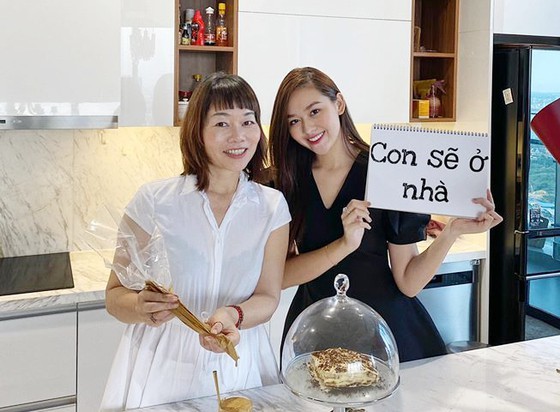 Vietnamese beauties call on people to stay at home to limit COVID-19 spread ảnh 4