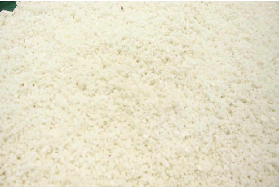 Sa Huynh salt farmers endure falling prices ảnh 9