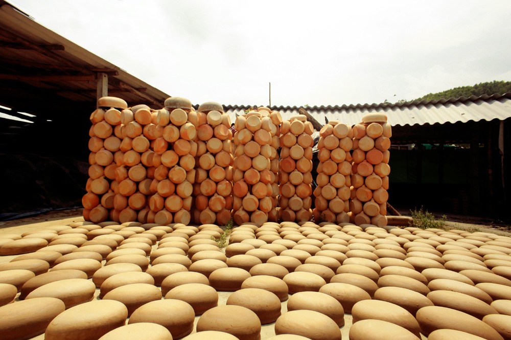 Trung Son Pottery Village, home of fine, unique clay pots ảnh 1