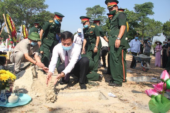 Quang Tri holds memorial service for remains of fallen soldiers in Laos ảnh 10