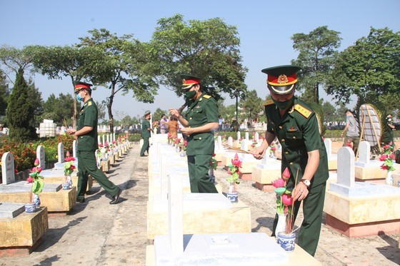 Quang Tri holds memorial service for remains of fallen soldiers in Laos ảnh 11