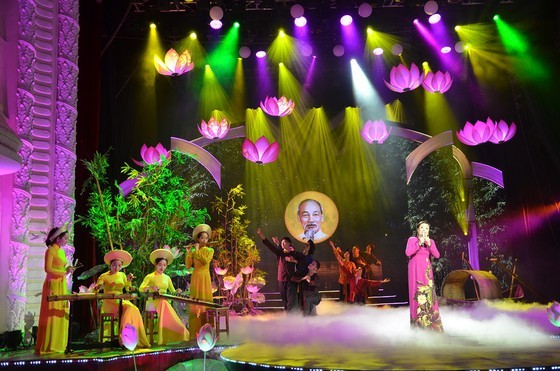 People’s Artist Thu Hien sings in the program.