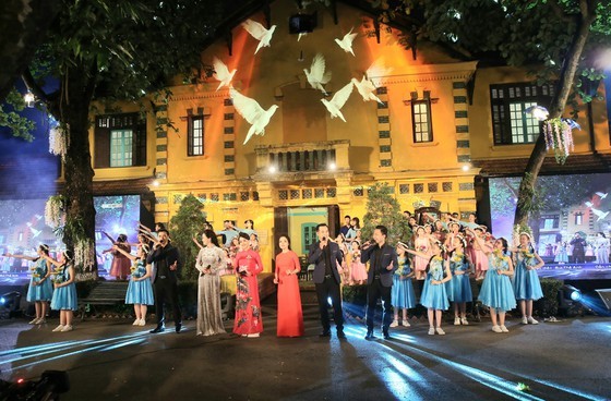 Live link-up TV program marks President Ho Chi Minh's 130th birthday ảnh 2