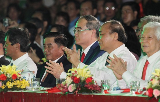 Live link-up TV program marks President Ho Chi Minh's 130th birthday ảnh 1