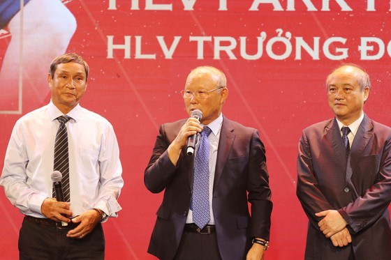 Do Hung Dung claims top honour at 2019 Vietnamese Golden Ball Awards ảnh 10