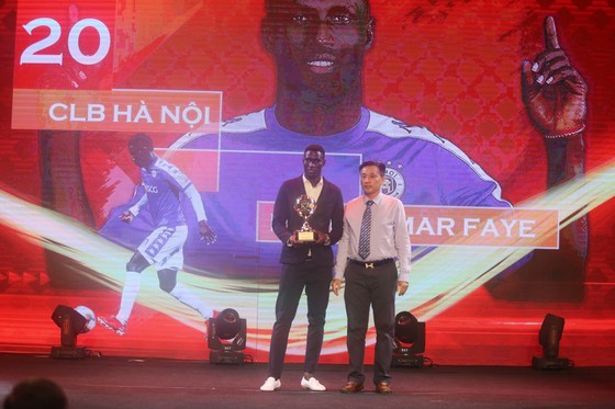 Do Hung Dung claims top honour at 2019 Vietnamese Golden Ball Awards ảnh 13