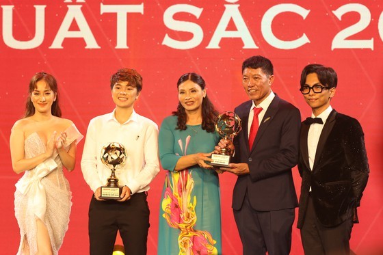 Do Hung Dung claims top honour at 2019 Vietnamese Golden Ball Awards ảnh 14