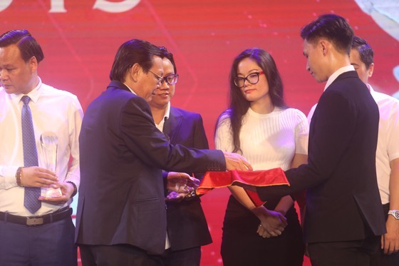 Do Hung Dung claims top honour at 2019 Vietnamese Golden Ball Awards ảnh 15