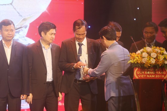 Do Hung Dung claims top honour at 2019 Vietnamese Golden Ball Awards ảnh 16