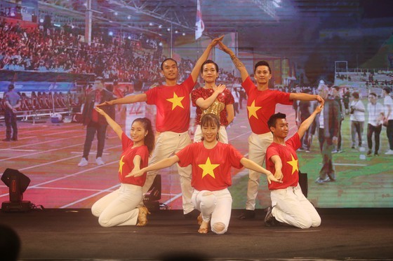 Do Hung Dung claims top honour at 2019 Vietnamese Golden Ball Awards ảnh 18
