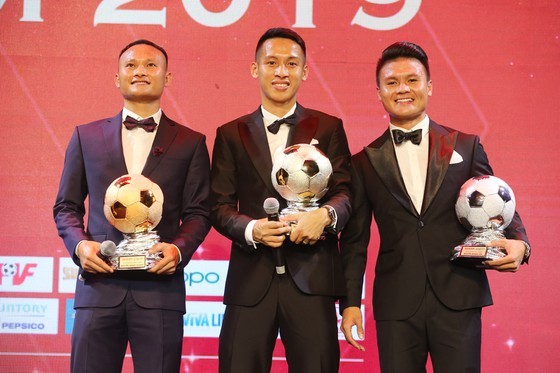 Do Hung Dung claims top honour at 2019 Vietnamese Golden Ball Awards ảnh 2