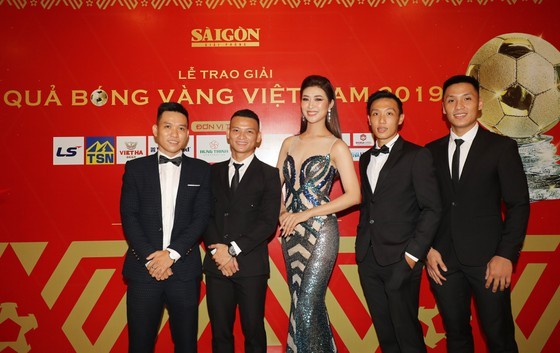 Do Hung Dung claims top honour at 2019 Vietnamese Golden Ball Awards ảnh 30
