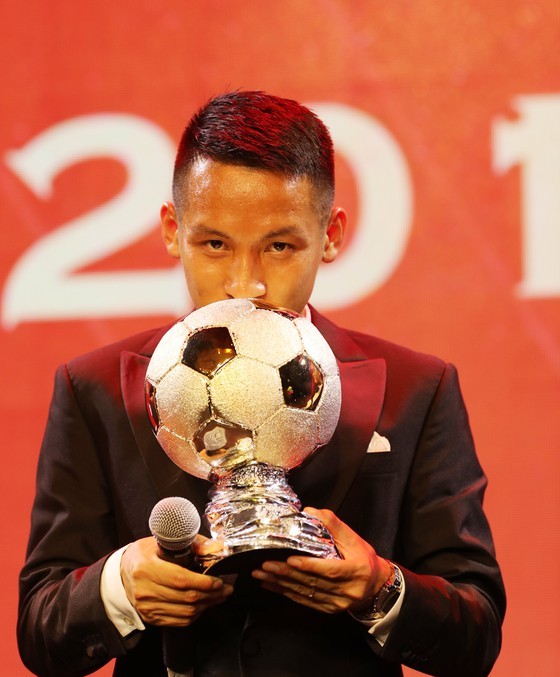 Do Hung Dung claims top honour at 2019 Vietnamese Golden Ball Awards ảnh 3
