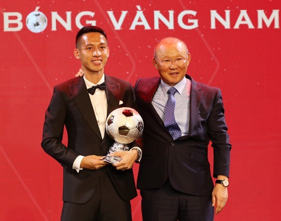 Do Hung Dung claims top honour at 2019 Vietnamese Golden Ball Awards ảnh 4