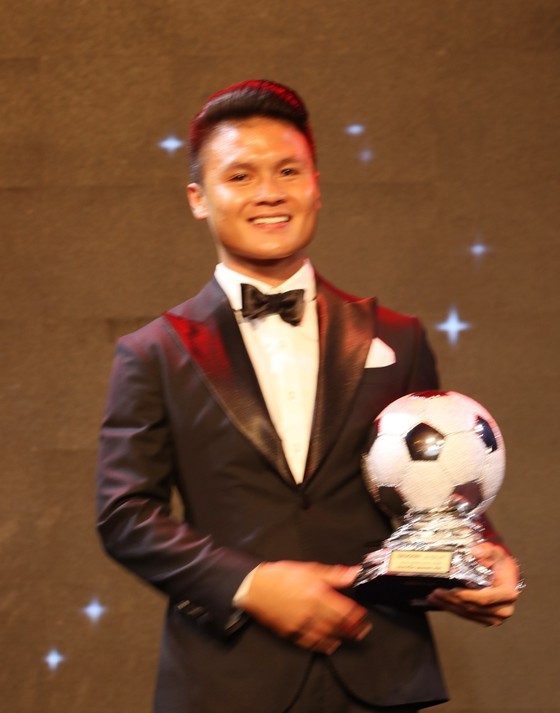 Do Hung Dung claims top honour at 2019 Vietnamese Golden Ball Awards ảnh 5