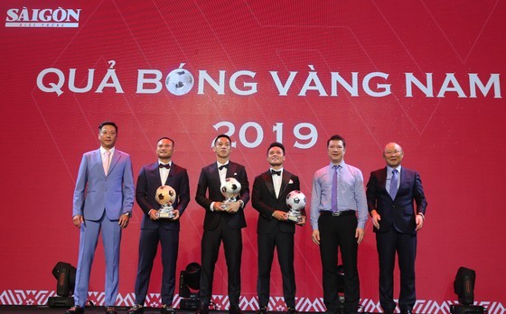 Do Hung Dung claims top honour at 2019 Vietnamese Golden Ball Awards ảnh 6