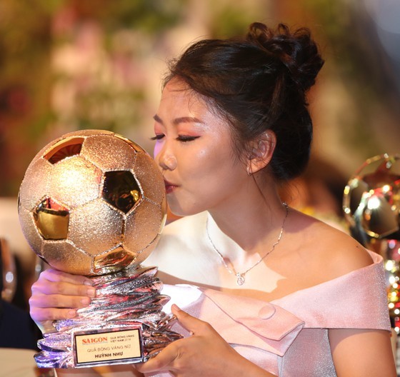 Do Hung Dung claims top honour at 2019 Vietnamese Golden Ball Awards ảnh 8