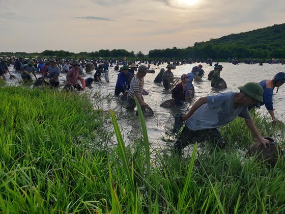 Locals flock to hundred-year-old fishing festival ảnh 11