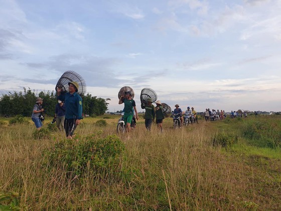 Locals flock to hundred-year-old fishing festival ảnh 4