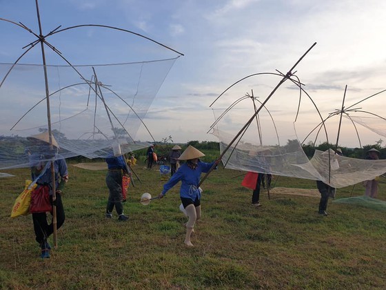 Locals flock to hundred-year-old fishing festival ảnh 5